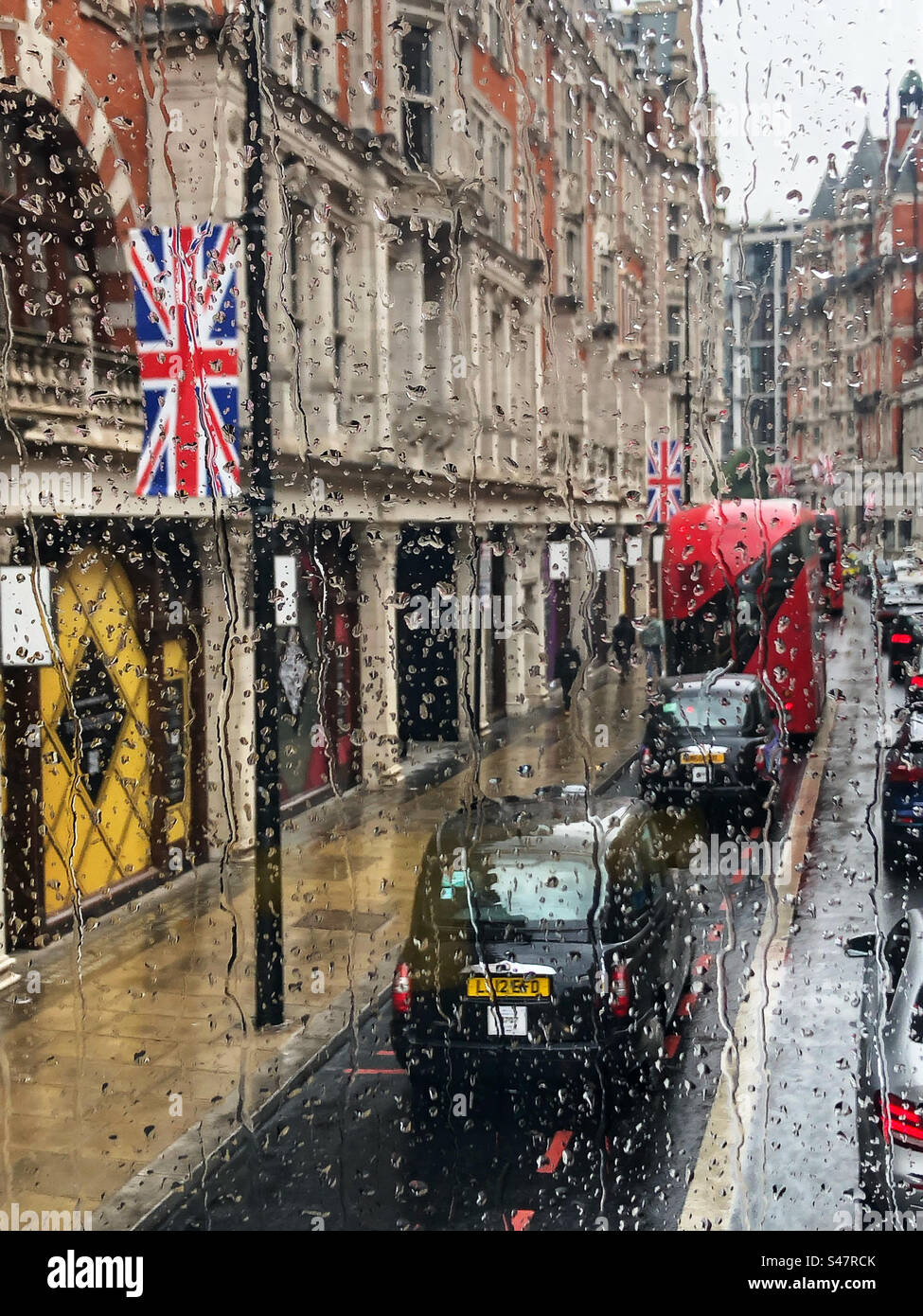 Regnerischer Tag in London - Blick vom berühmten roten Doppeldeckerbus Stockfoto