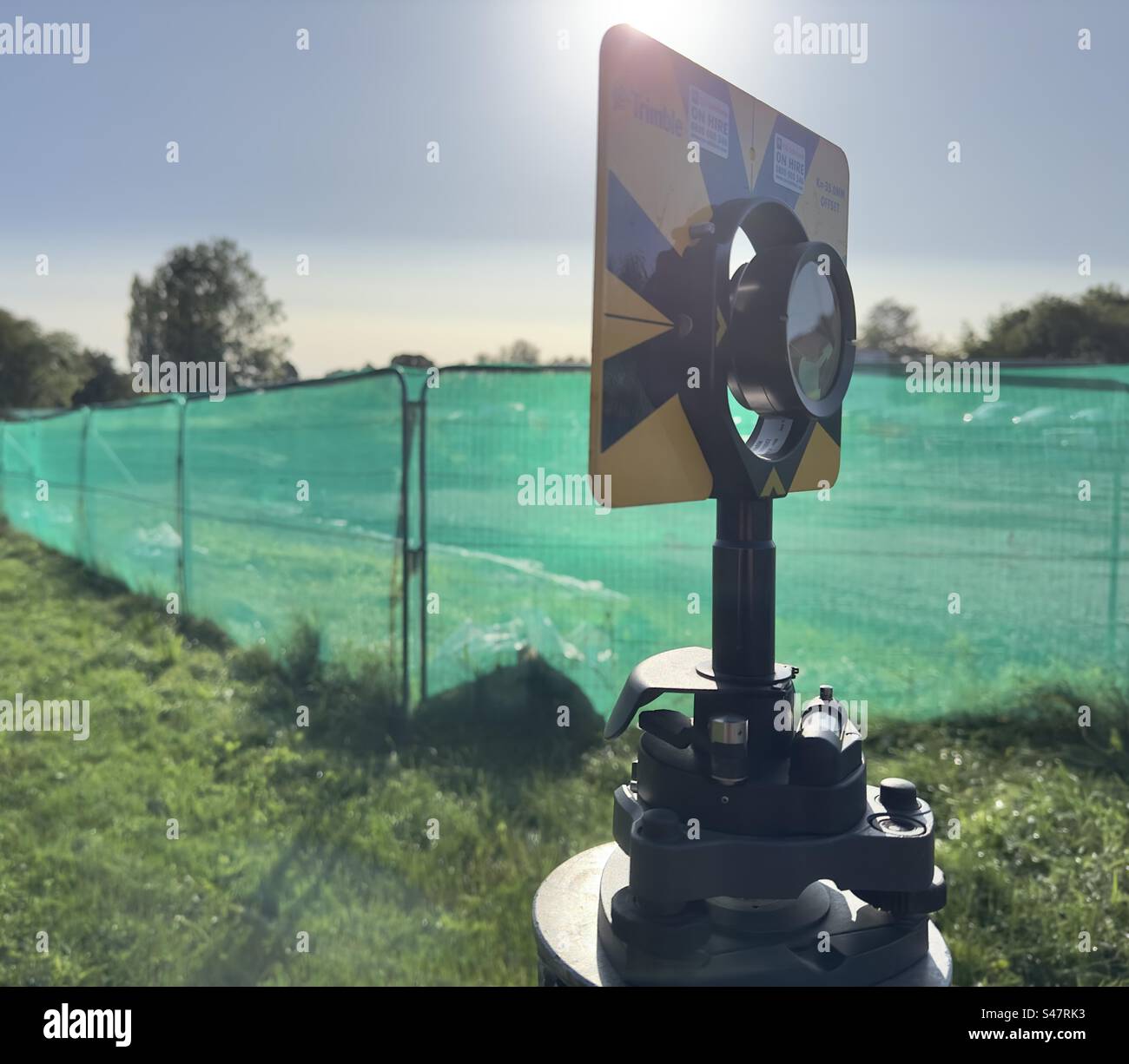 Ein Vermessungsgerät auf einem Stativ neben neuen Tiefbauwerken in Worcester Stockfoto