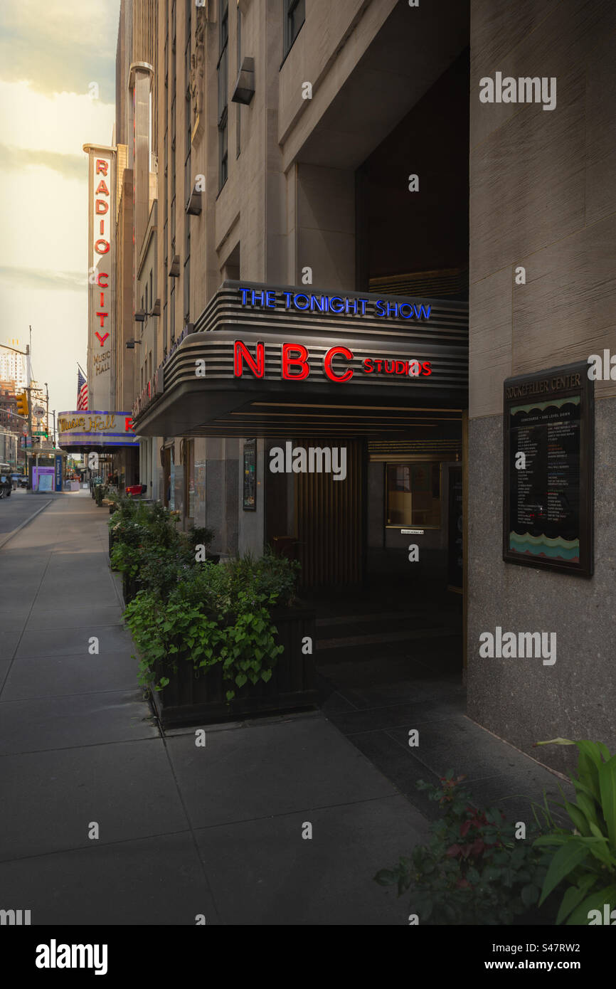 Der Eingang zum Rockefeller Center in New York City mit dem berühmten Neonschild der NBC Studios mit Vintage-Look und Kopierraum Stockfoto