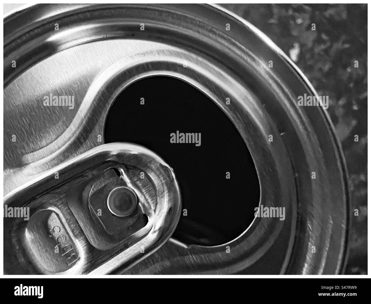 Schwarz-weiße Nahaufnahme einer alkoholfreien Aluminiumdose mit offenem Ringzug - Smartphone-aufgenommenes Stockfoto