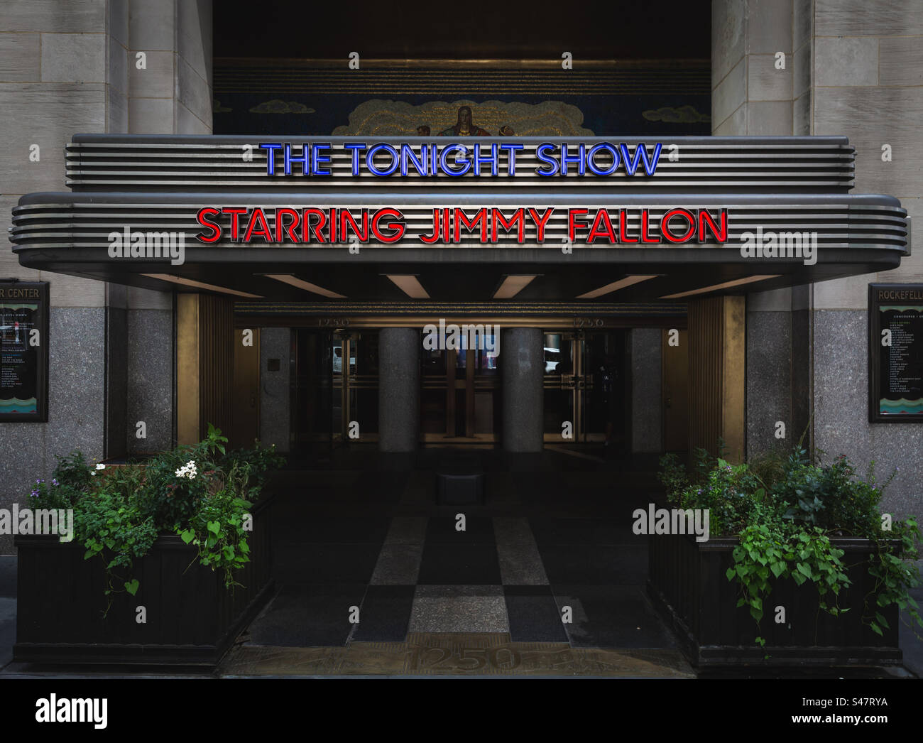 Der Eingang zu den NBC Studios im Rockefeller Center in New York City mit der berühmten Neon The Tonight Show mit Jimmy Fallon-Schild mit Vintage- oder Retro-Bearbeitung Stockfoto