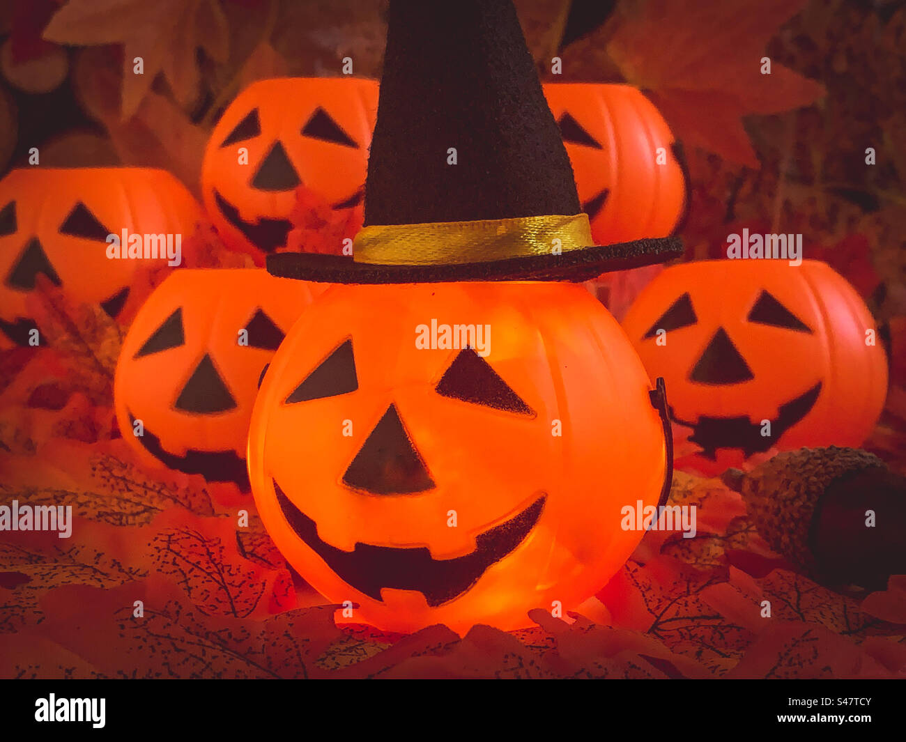 Halloween-Kürbisse aus Plastik - Smartphone-aufgenommenes Stockfoto