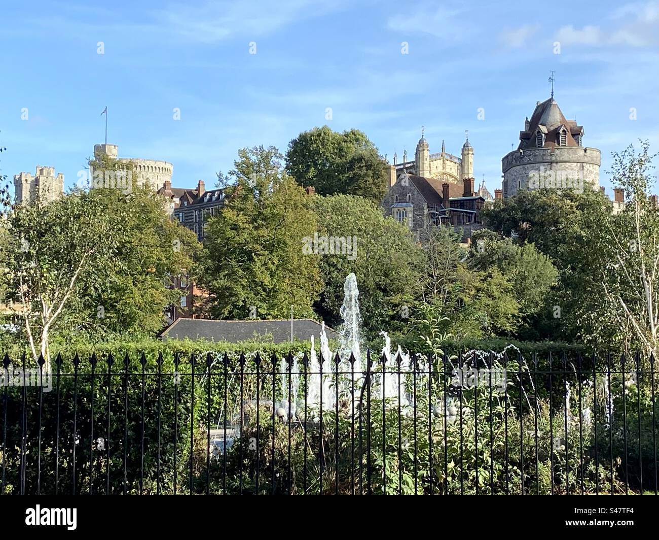 Wasserbrunnen vor Windsor Castle, Windsor, England - Smartphone-aufgenommenes Stockfoto