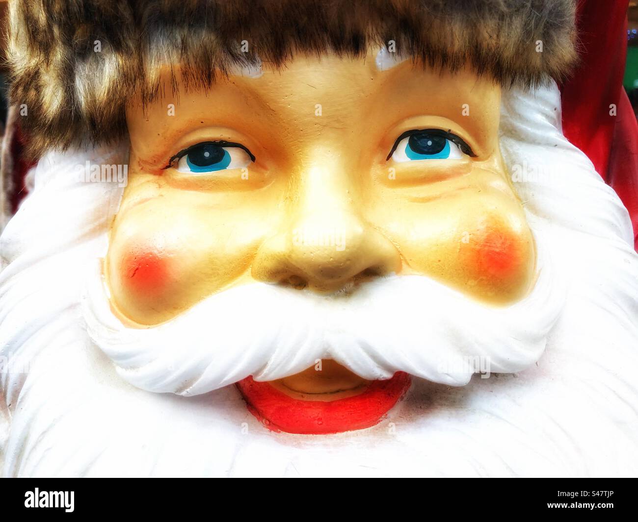 Nahaufnahme Porträt von Gesicht und weißem Bart, wenn der Weihnachtsmann mit einem glücklichen Lächeln und rosa roten Wangen ist Stockfoto