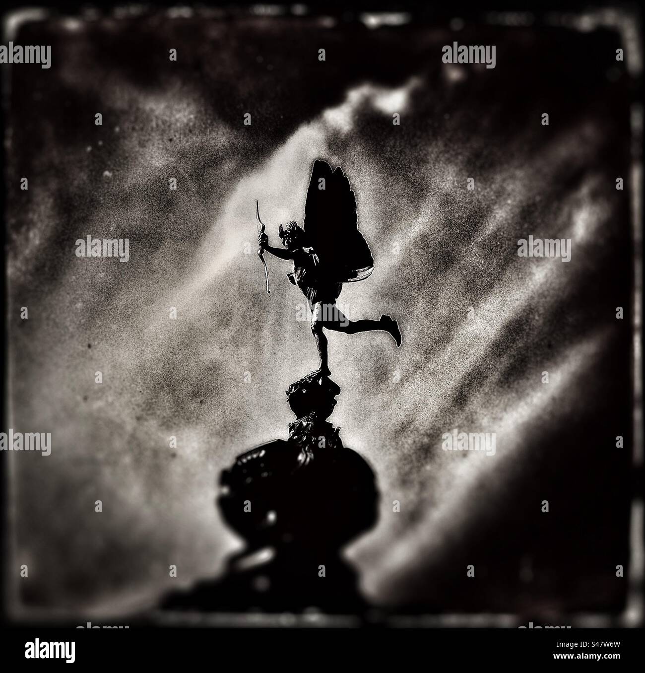 Dramatisches Bild der Eros-Skulptur in London England - Smartphone-aufgenommenes Stockfoto