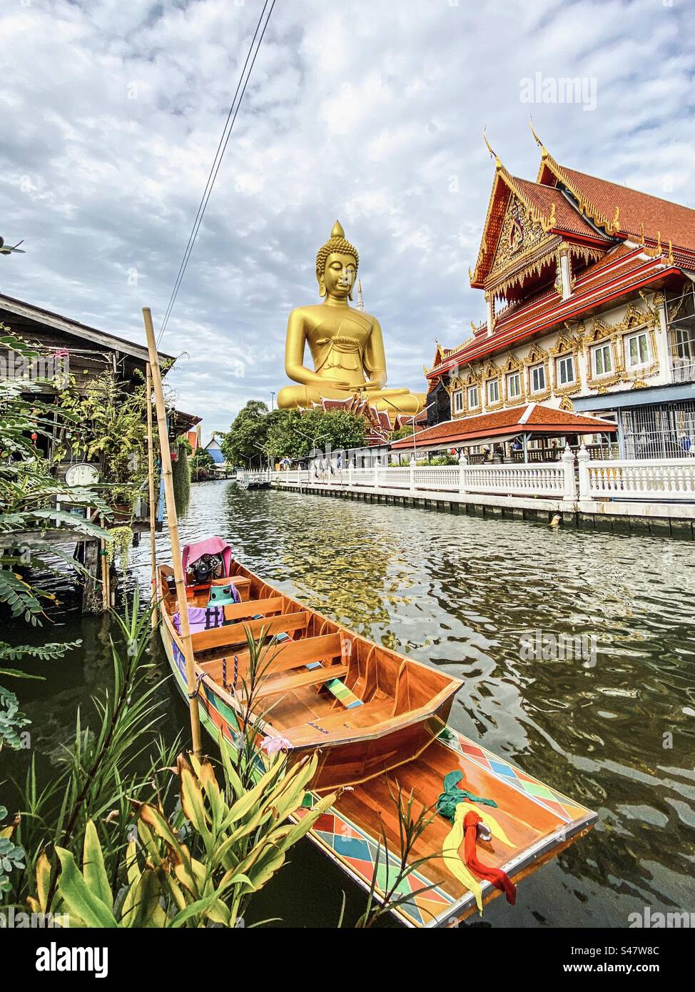 Wat Paknam Phasi Charoen, buddhistischer Tempel in Bangkok - Smartphone-aufgenommenes Stockfoto