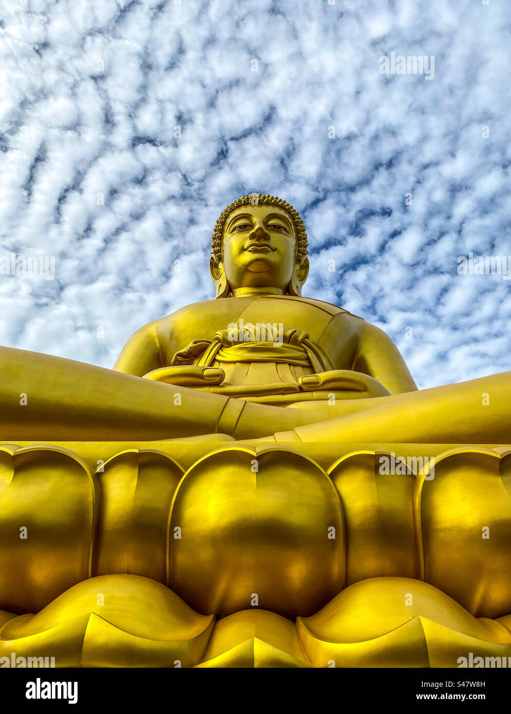 Riesige Buddha-Statue - Smartphone-aufgenommenes Stockfoto