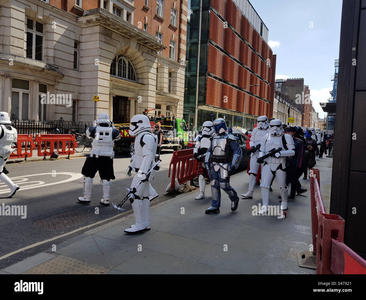 In Star Wars-Kostümen gekleidete Menschen besuchen Kinderstationen in einem Krankenhaus - Smartphone-aufgenommenes Stockfoto