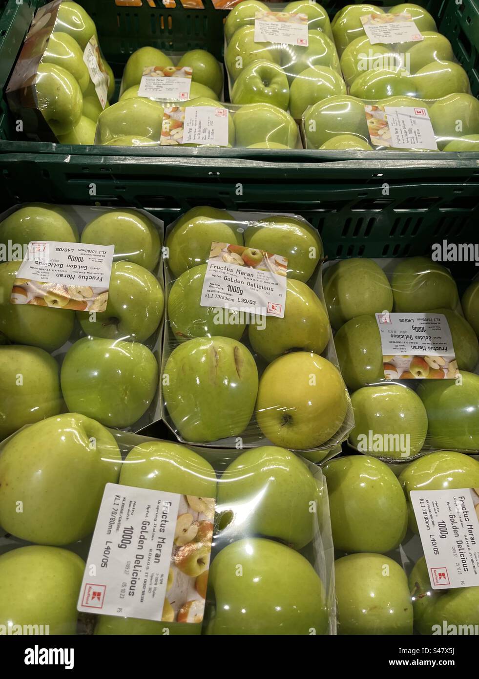 Verpackte Äpfel in einem Supermarkt in Deutschland mit Etiketten für die Preise Stockfoto