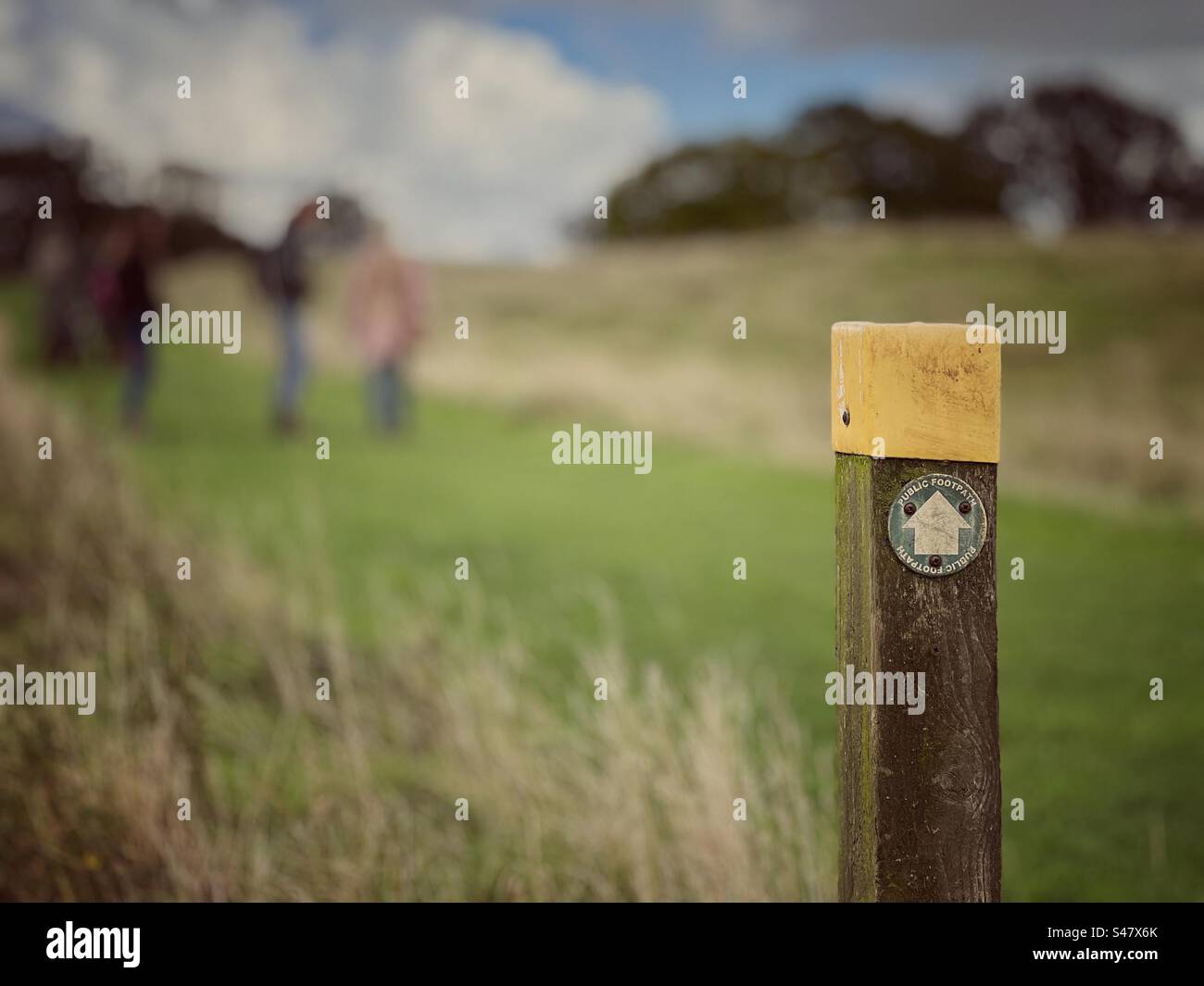 Fußwegsschild mit Gehhilfen im Hintergrund Stockfoto