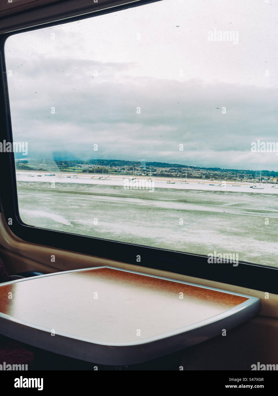 Meerblick von einem Fenster mit Zugwagen Stockfoto