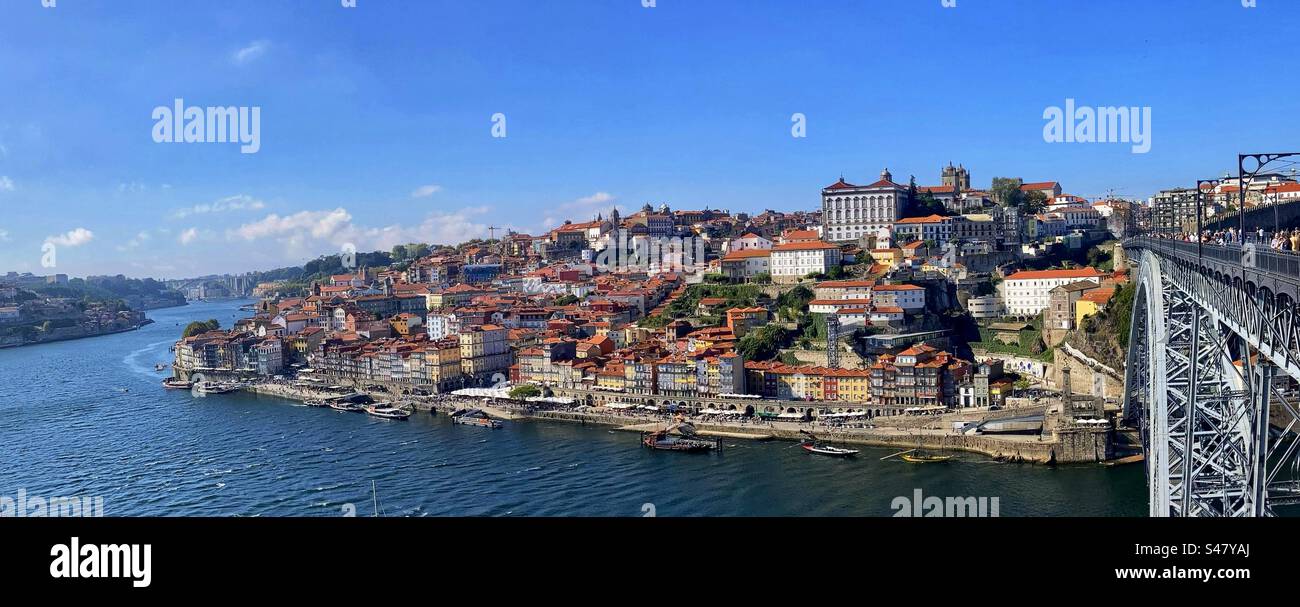 Panoramablick auf Porto und den Fluss Douro - Smartphone-aufgenommenes Stockfoto