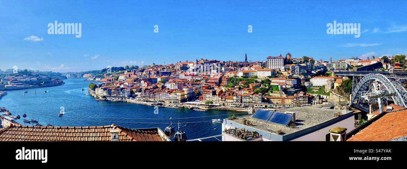 Panoramablick auf Porto und den Fluss Douro - Smartphone-aufgenommenes Stockfoto