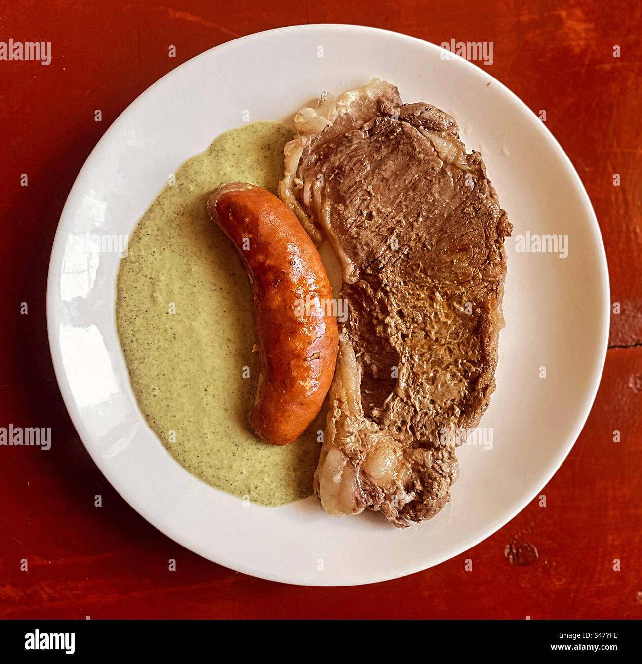 Grüne Sauce, spanische Würstchen und ein New Yorker Fleischsteak in Queretaro, Mexiko Stockfoto
