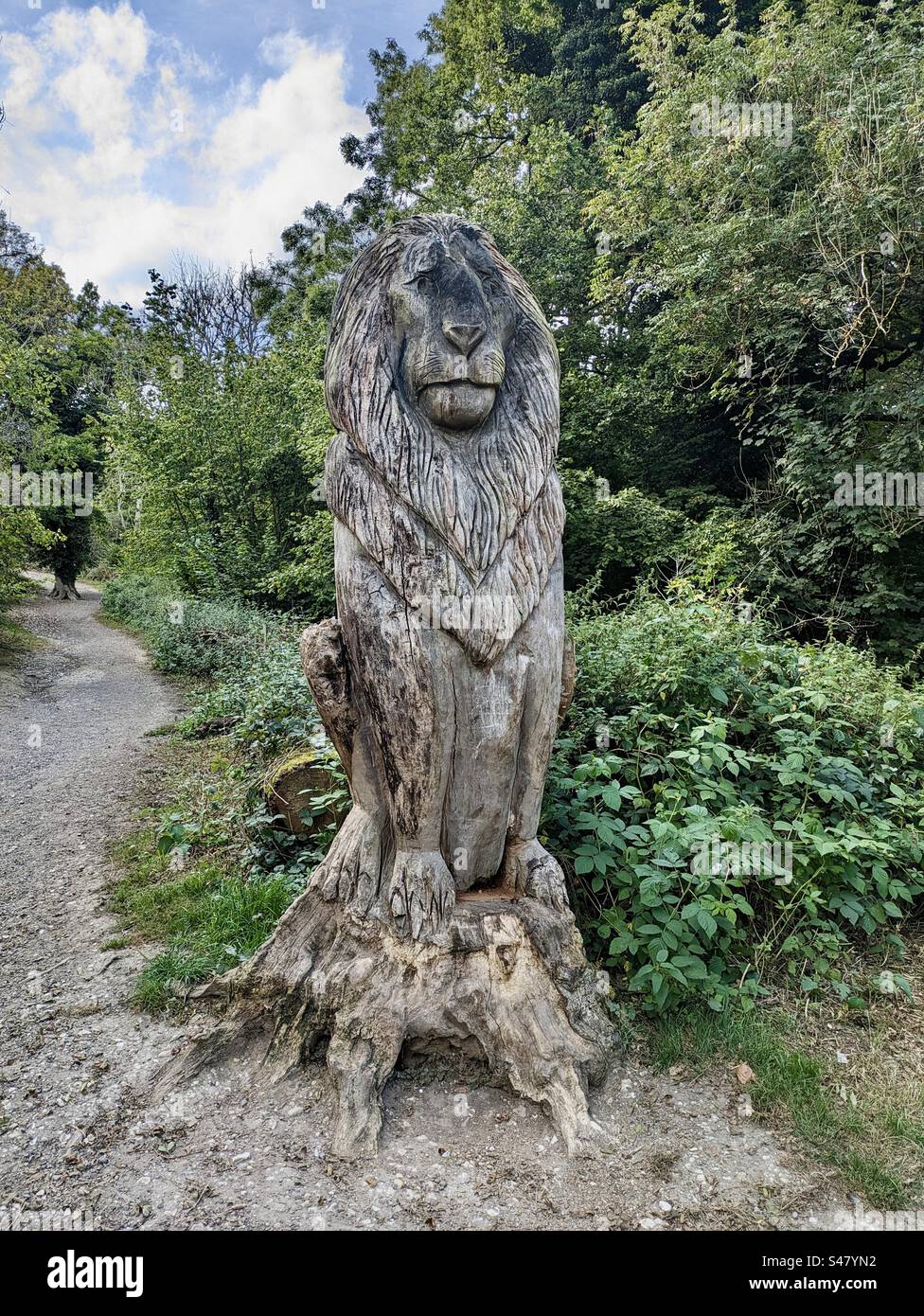 Löwenständer Skulptur Holzbaum Landschaft Naturbäume englischer Park außerhalb von Südengland 11-10-23 Stockfoto