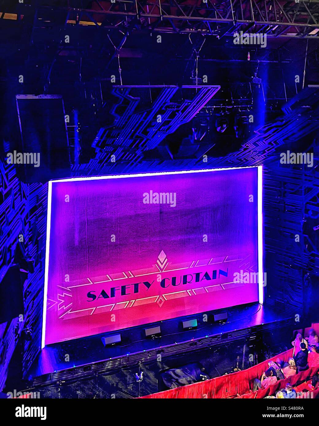 Sicherheitsvorhang auf der Bühne im Adelphi Theatre in London Stockfoto