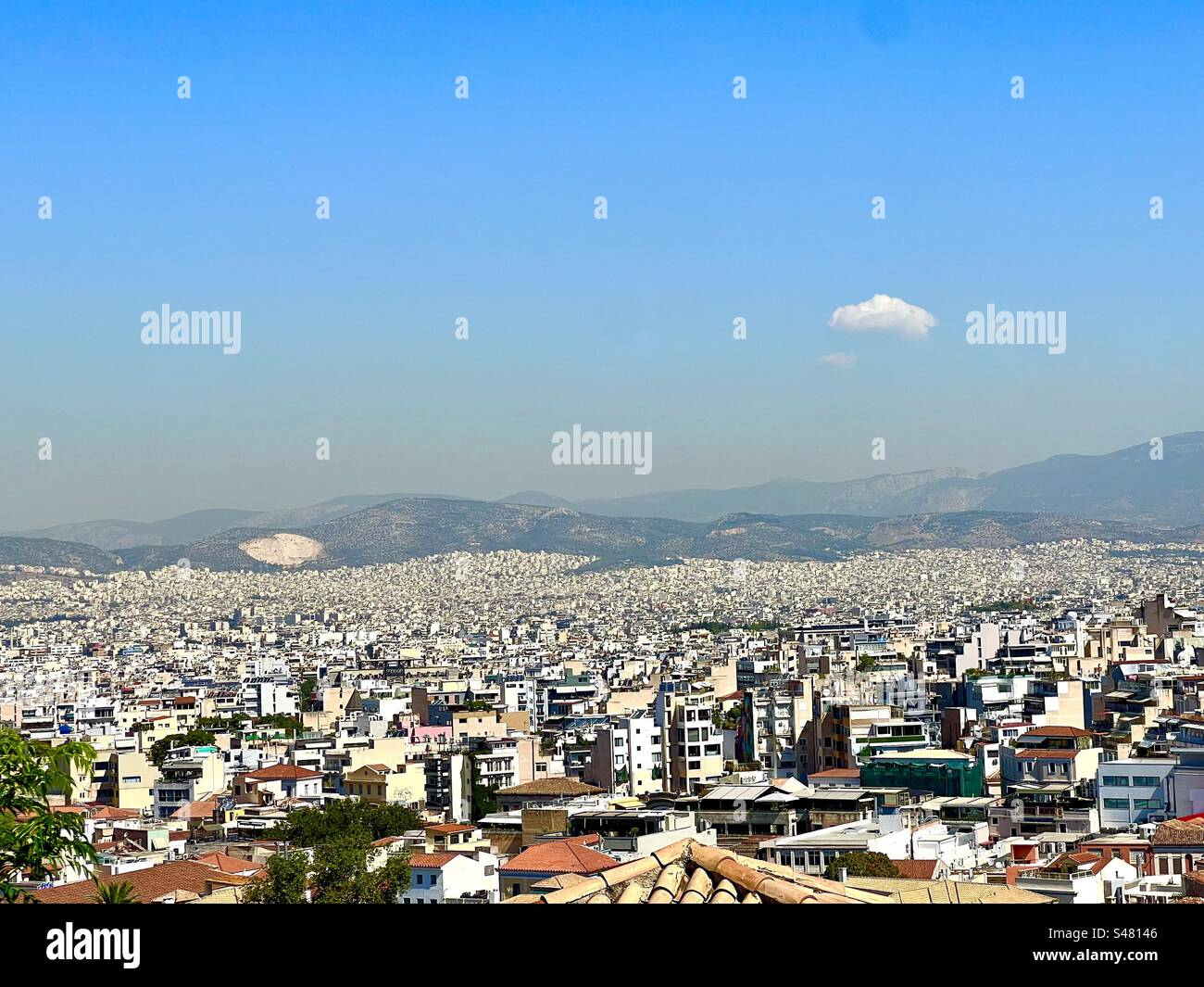 Wunderschöner Blick vom Plaka-Viertel in Athen mit Blick auf die Stadt und die Berge dahinter an einem Sommertag Stockfoto