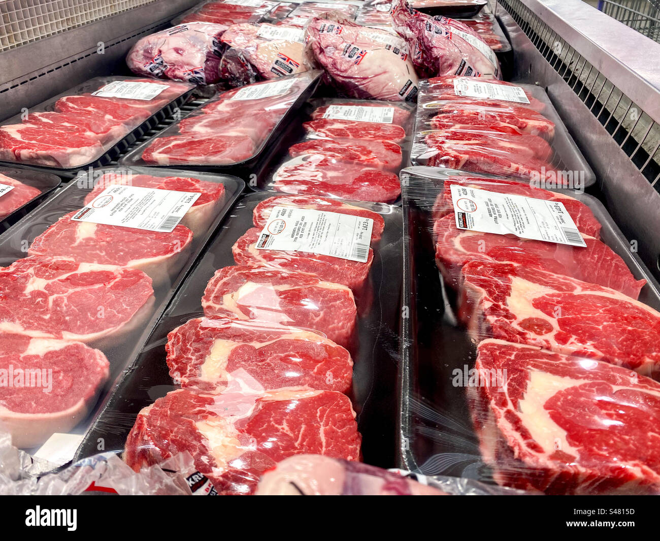 Rindfleisch, verpackt und in einem Kühlschrank in einem Großhandelslager verkauft. - Smartphone-aufgenommenes Stockfoto