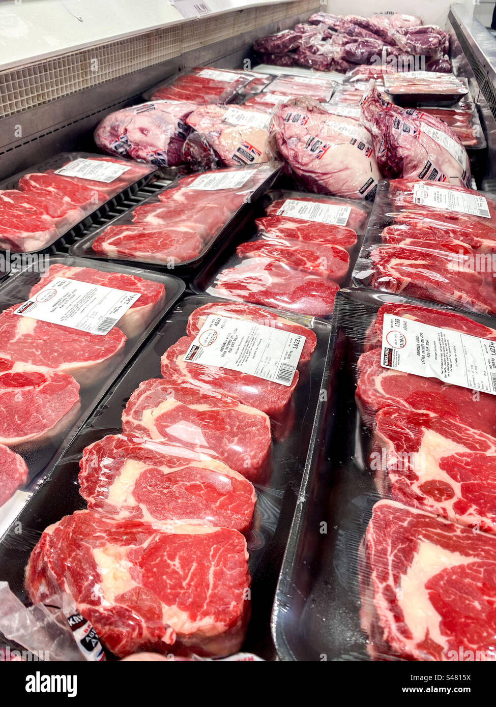 Rindfleisch, verpackt und in einem Kühlschrank in einem Großhandelslager verkauft. - Smartphone-aufgenommenes Stockfoto