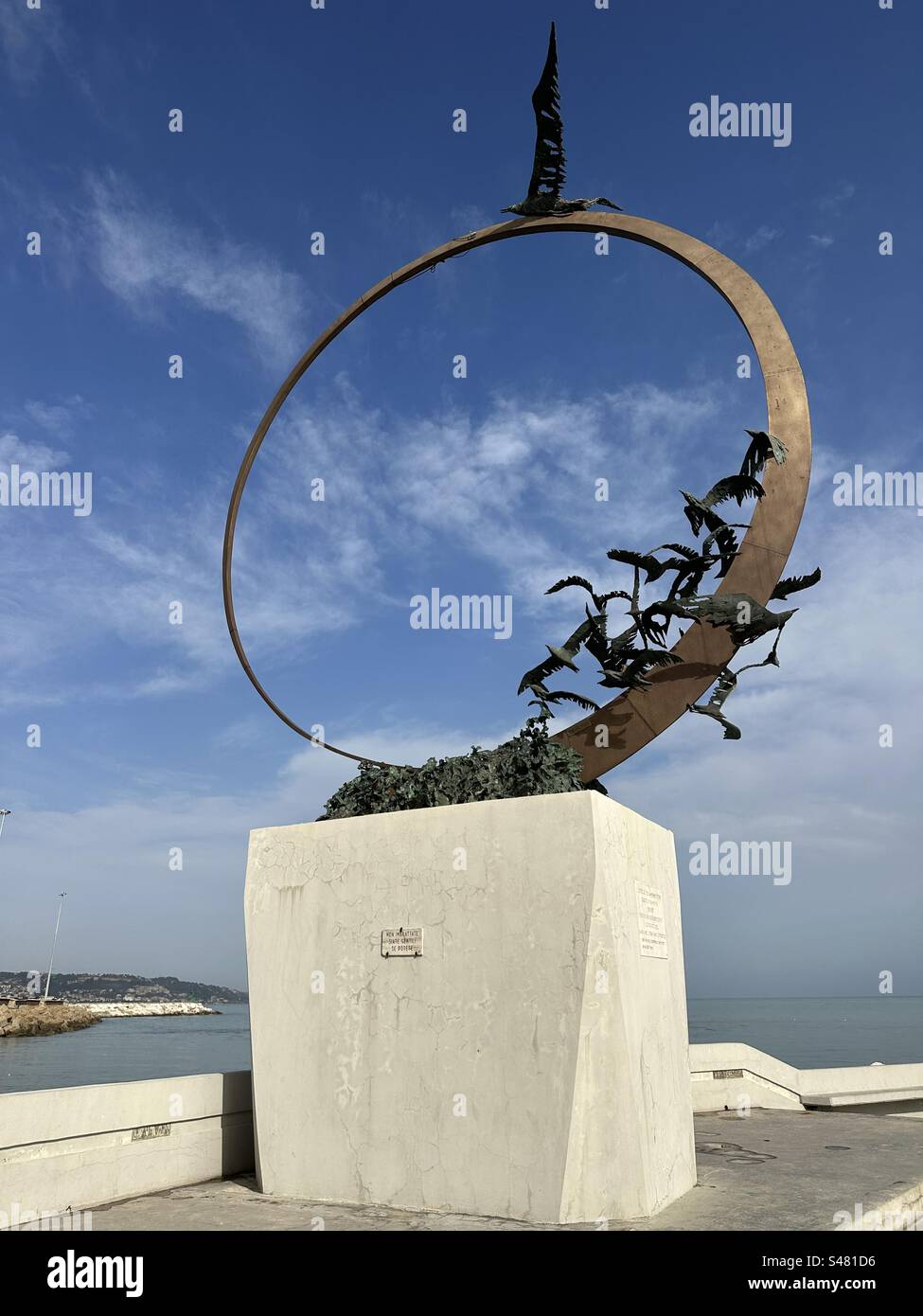 Das Jonathan-Möwendenkmal, das 1986 vom Künstler Mario Lupo geschaffen wurde, befindet sich an der südlichen Pier-Promenade in San Benedetto del Tronto, Region Marken, Italien - Smartphone-aufgenommenes Stockfoto