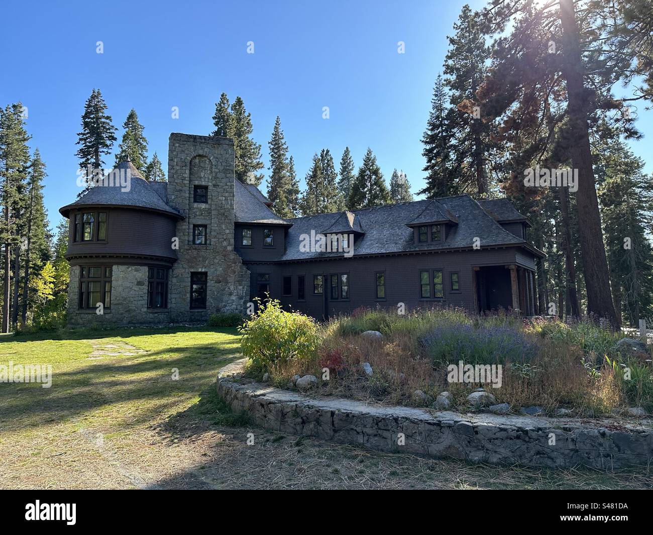 Das 1903 erbaute Hellman-Ehrman Mansion (Pine Lodge) ist heute Teil des Ed Z’Berg Sugar Pine Point California State Park am Lake Tahoe. Stockfoto