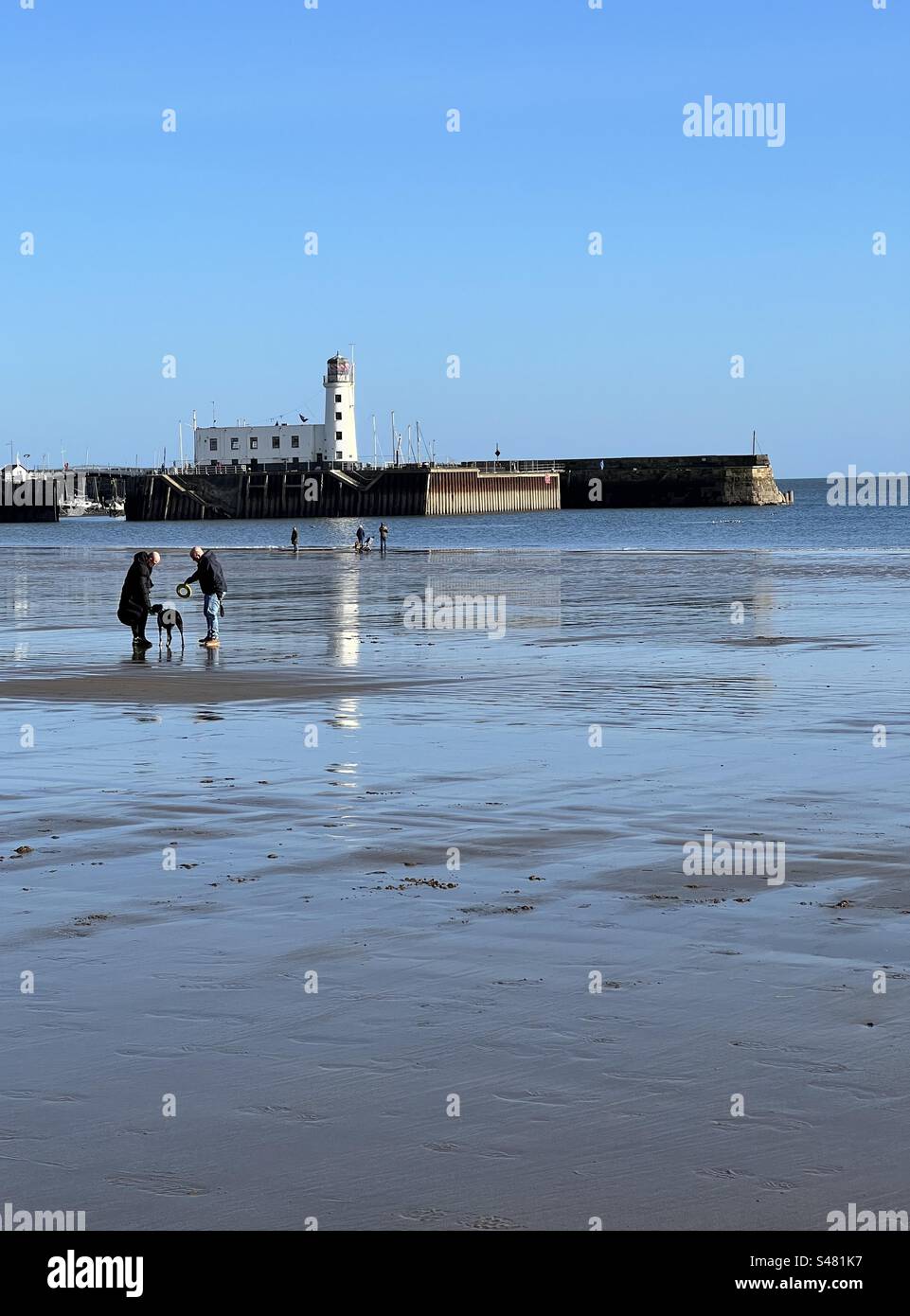 Freunde treffen sich am Strand in Scarborough - Smartphone-aufgenommenes Stockfoto