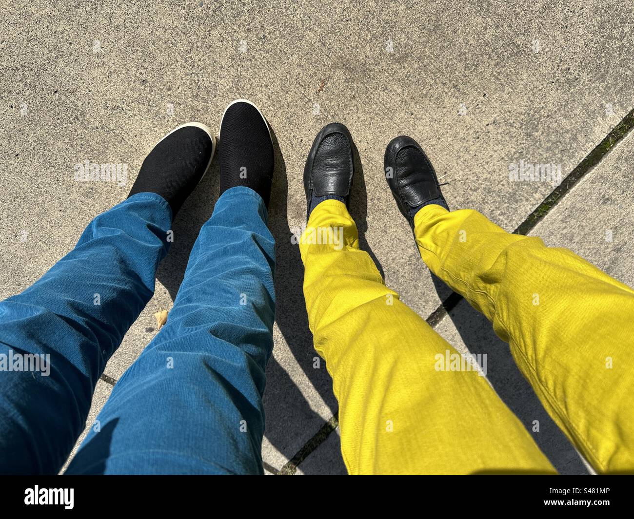 Zwei Leute in bunten Hosen. Stockfoto