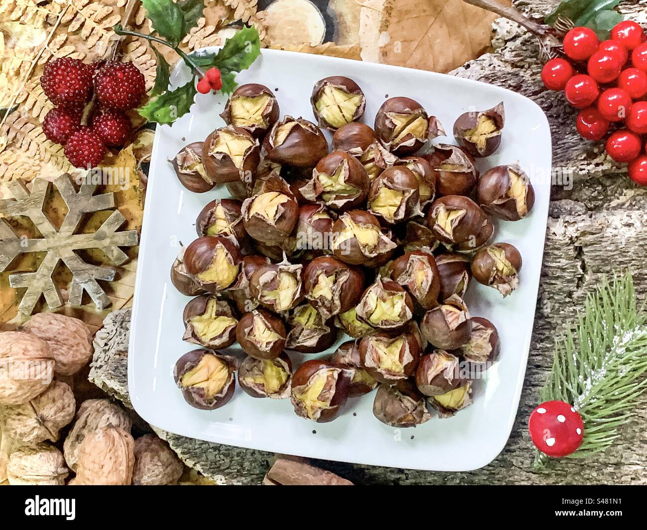 Weihnachtlich geröstete Kastanien flach gelegt Stockfoto