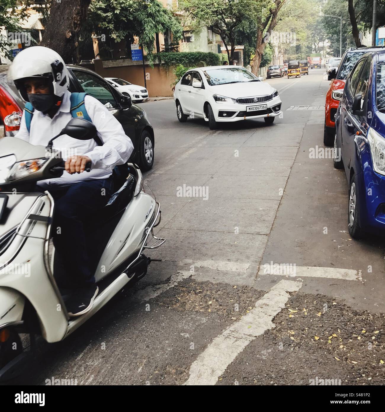 Ein Fahrrad und Autos auf einer Straße in Mumbai, Indien - Smartphone-aufgenommenes Stockfoto