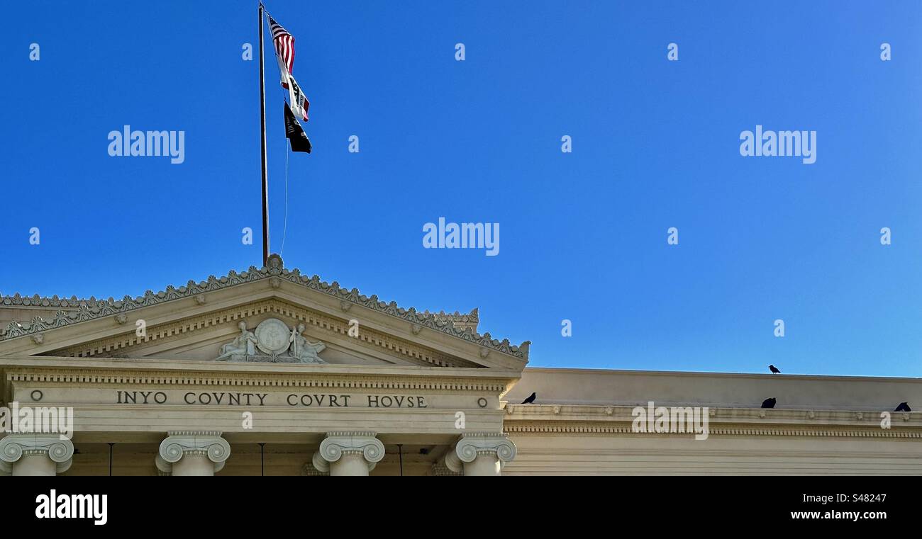 Das Inyo County Courthouse in Independence, Kalifornien, wurde 1922 im klassischen Revival-Stil erbaut. Stockfoto