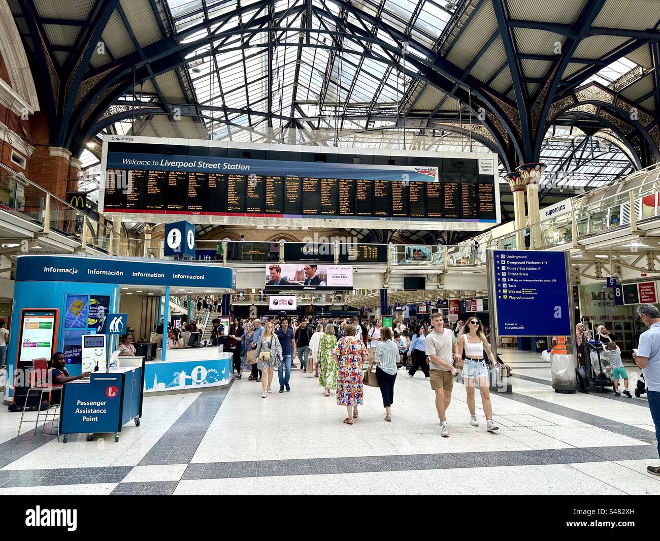 Innenraum des Bahnhofs Liverpool Street Stockfoto