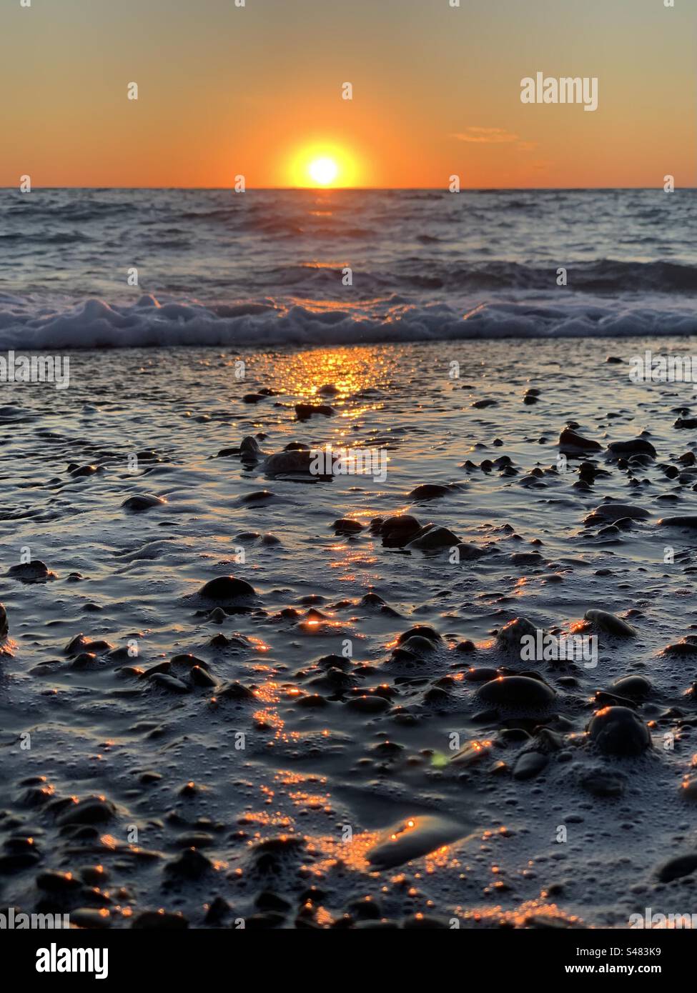 Stony Sunset - einer der Momente, an die man sich erinnern sollte, am Strand zu sein - Smartphone-aufgenommenes Stockfoto