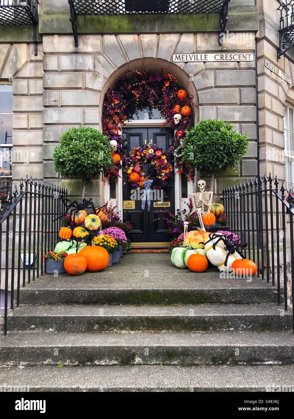 Edinburgh New Town House dekoriert für Halloween mit Kürbissen, Spinnen und Skelton - Smartphone-aufgenommenes Stockfoto