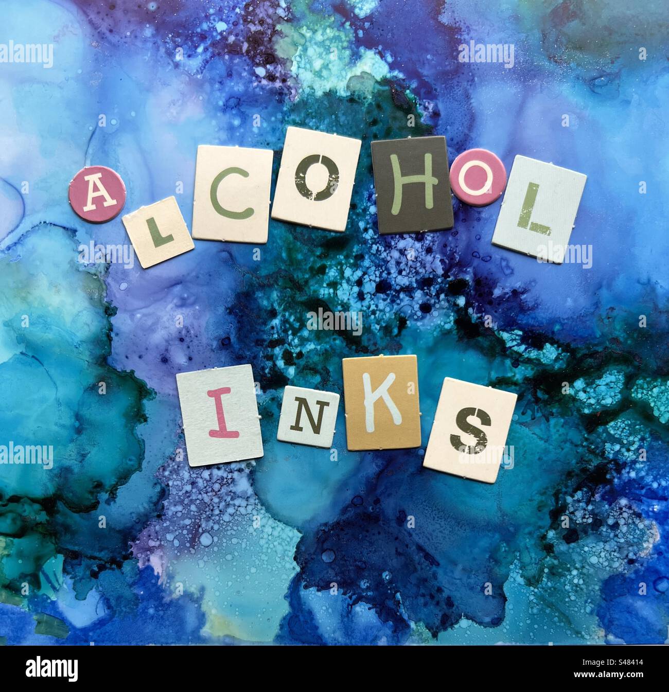 Die Worte, Alkoholtinten, geschrieben in Kartenbuchstaben auf einem Originalkunstwerk, das mit Alkoholtinten hergestellt wurde Stockfoto