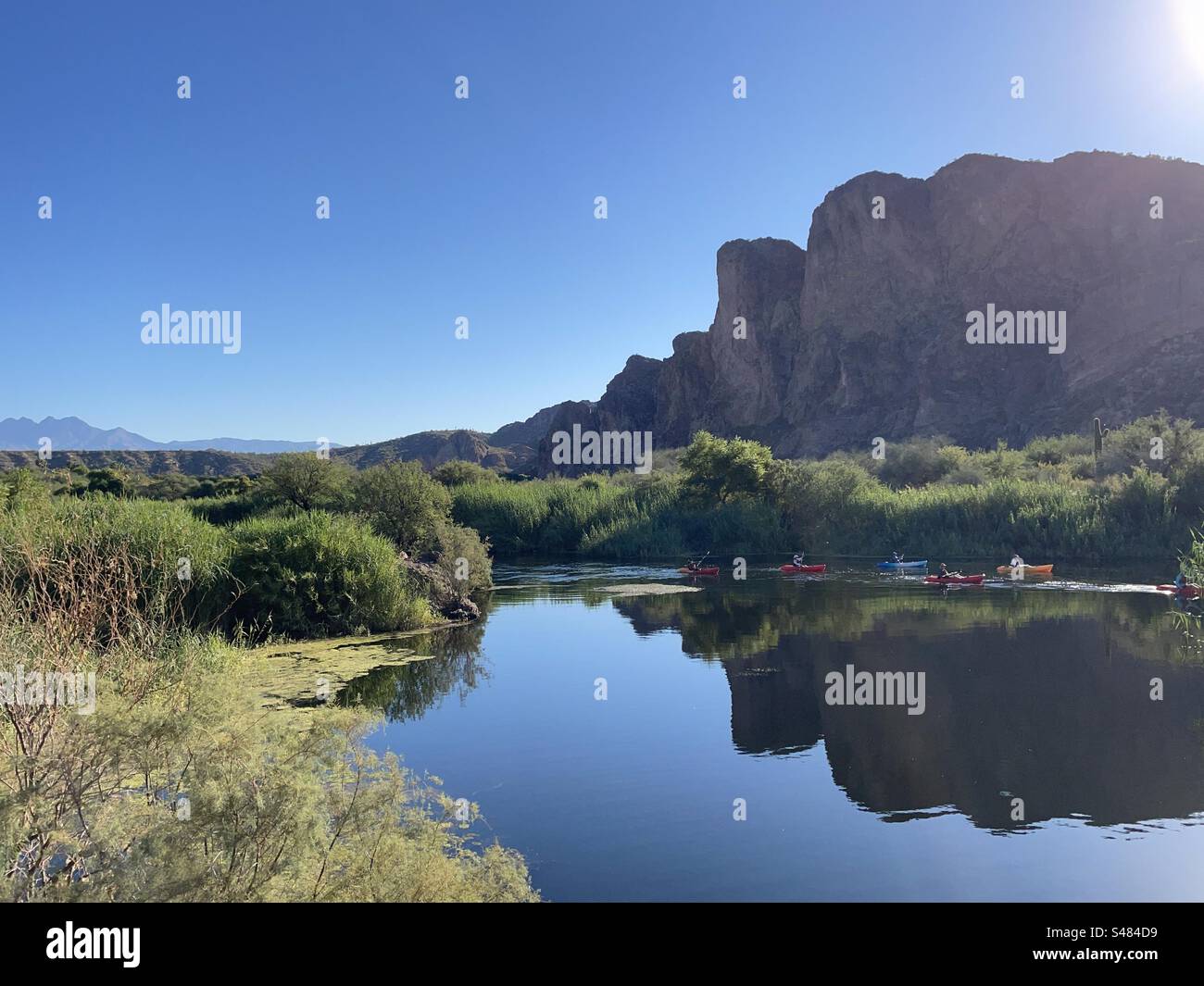 Sechs Kajakfahrer, Salt River Reflections, Superstition Mountains, strahlend blauer Himmel, Tonto National Forest, North Water Users Circle, Mesa, Arizona Stockfoto