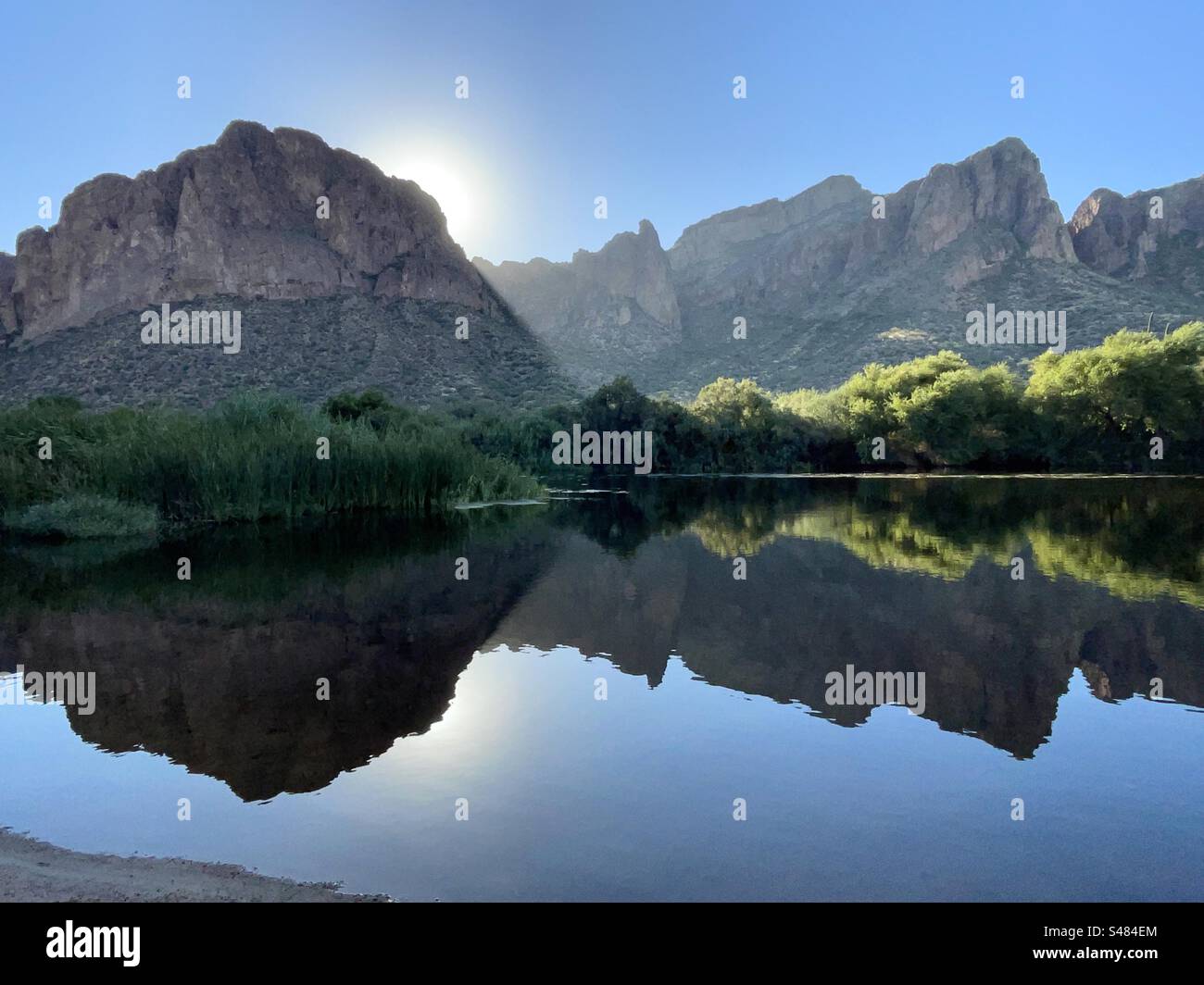 Salt River Reflections, Superstition Mountains, goldene Herbstfarben, strahlend blauer Himmel, Tonto National Forest, North Water Users Circle, Mesa, Arizona Stockfoto