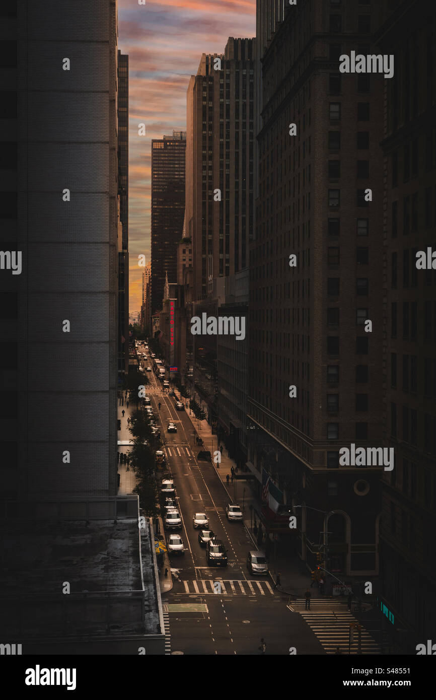 Aus der Vogelperspektive über der West 42nd Street in New York City mit dem Radio City Music Hall Schild und Gebäude und Verkehr bei Sonnenaufgang Stockfoto