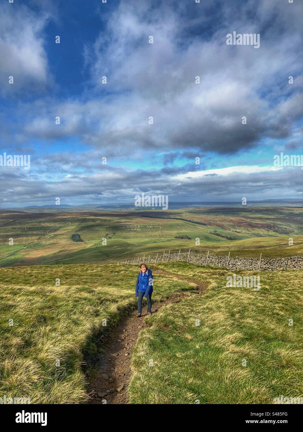 Frau, die auf dem Buckden Pike in North Yorkshire läuft - Smartphone-aufgenommenes Stockfoto