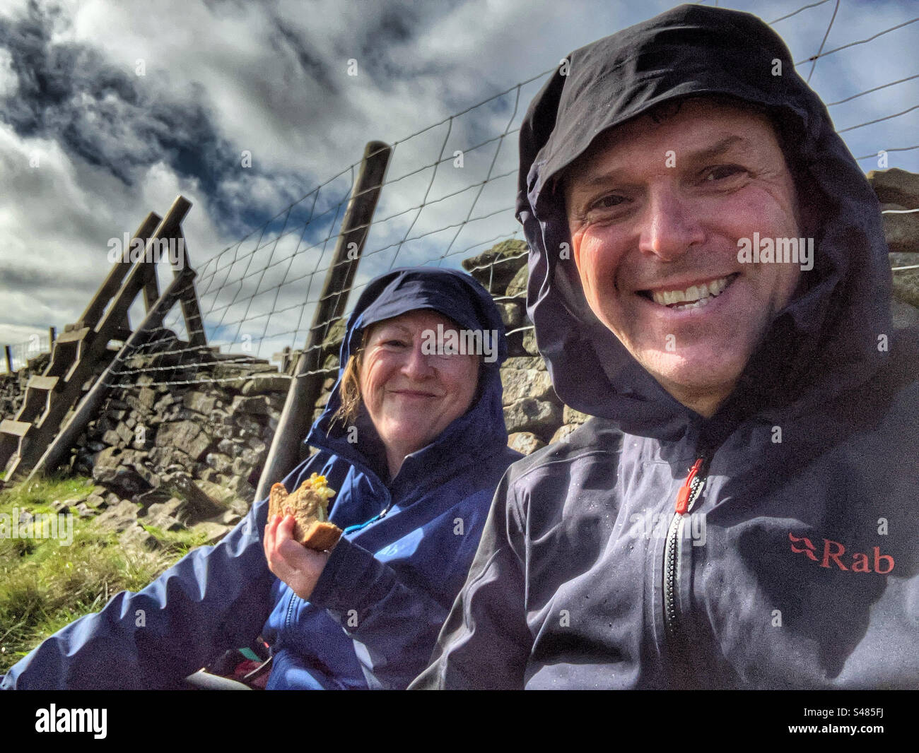 Walkers Selfie auf Buckden Pike North Yorkshire - Smartphone-aufgenommenes Stockfoto