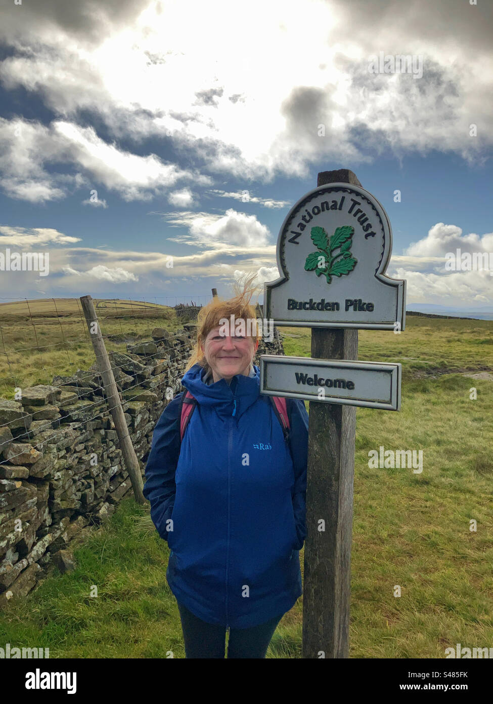 Frau auf Buckden Pike North Yorkshire - Smartphone-aufgenommenes Stockfoto