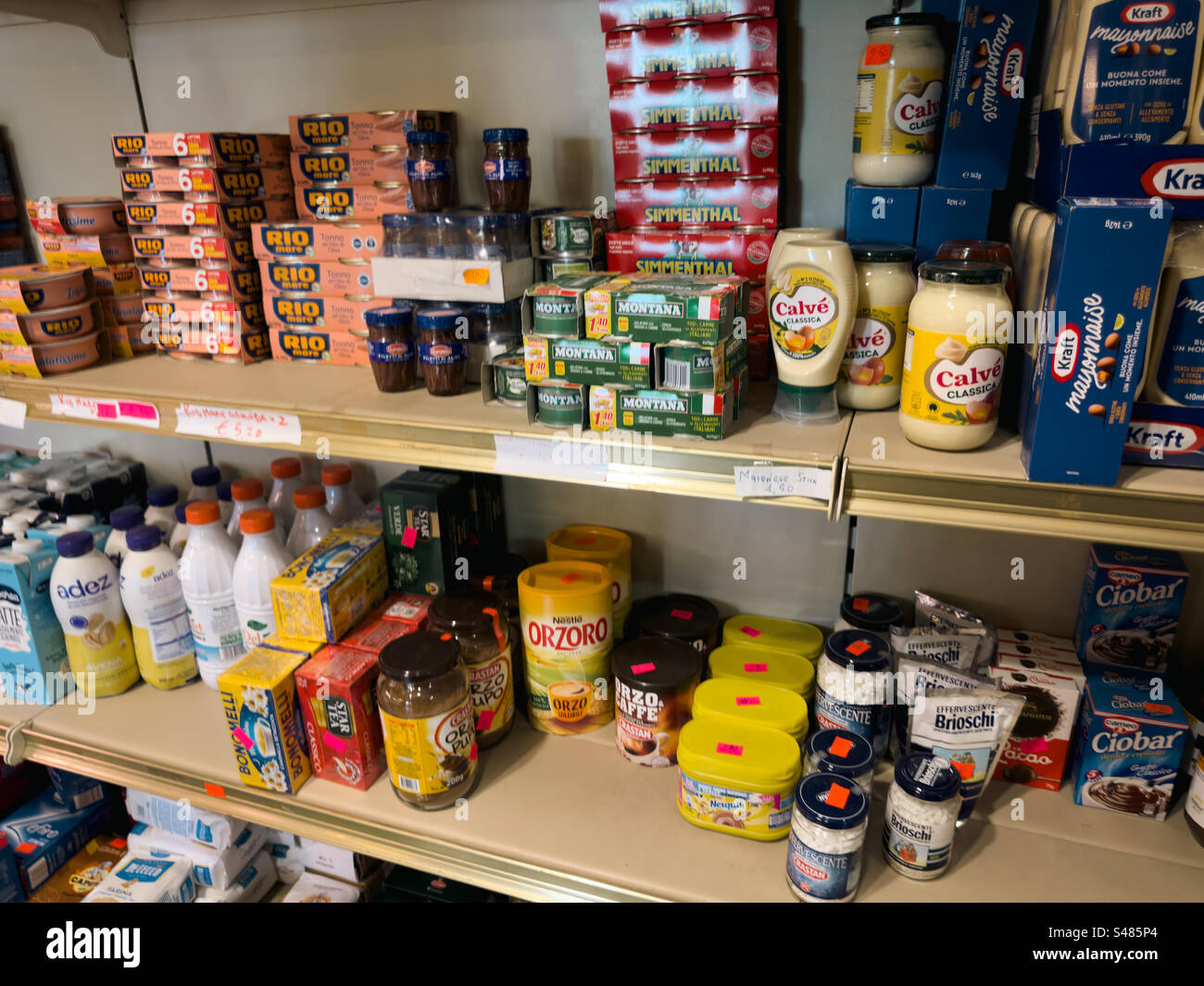 Regale in einem italienischen Supermarkt: Phillip Roberts - Smartphone-aufgenommenes Stockfoto