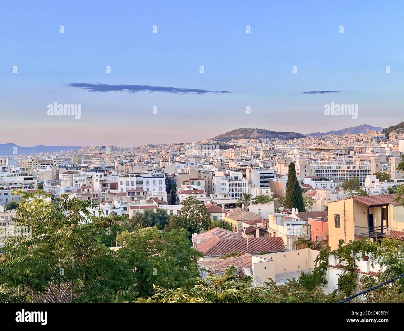 Die Stadt Athen erleuchtet am frühen Abend, wenn die Sonne im Sommer untergeht. Stockfoto