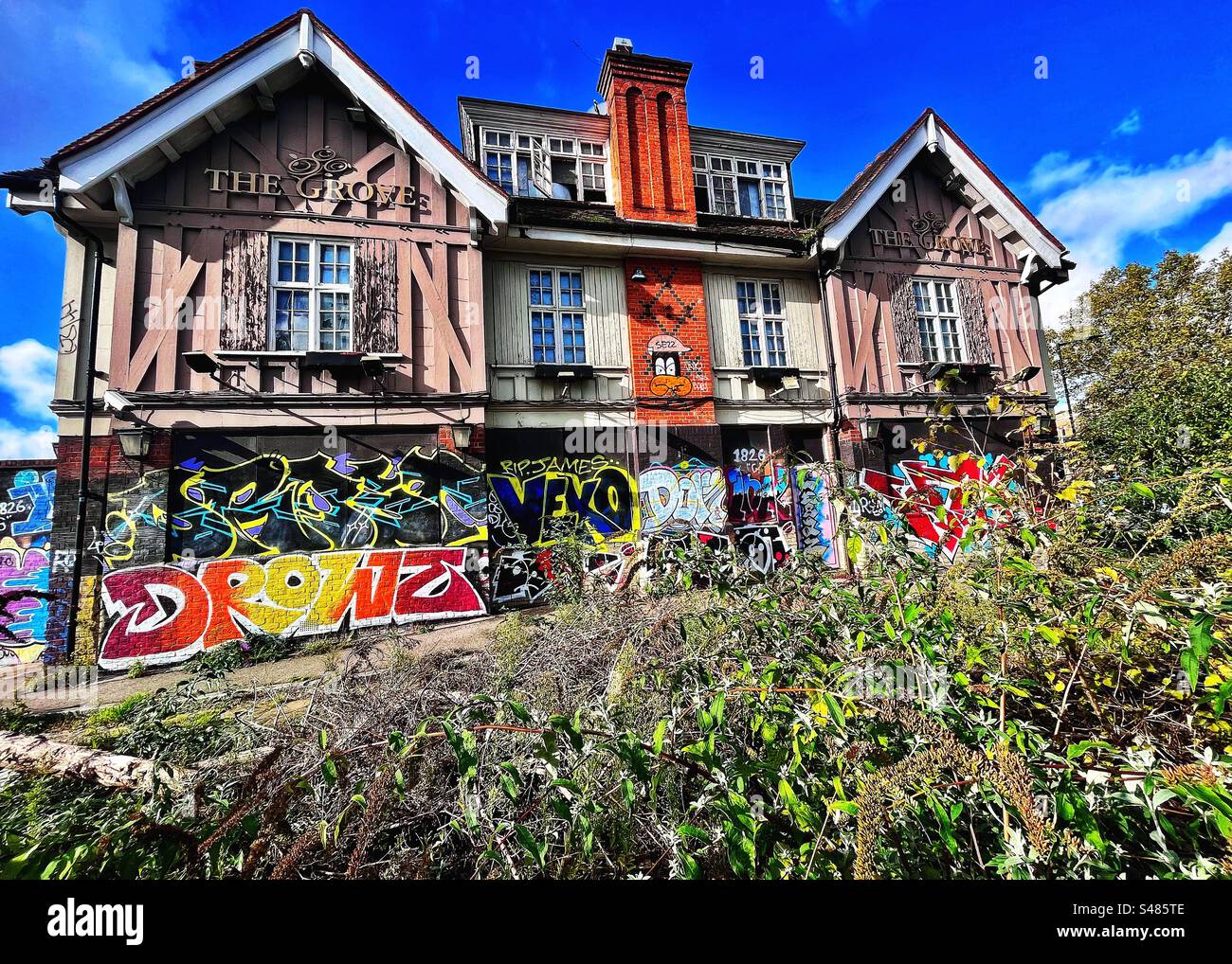 The Delict, Grove Tavern 520 Lordship Lane, East Dulwich, London SE22. Seit über 100 Jahren gibt es an diesem Standort einen Pub oder ein Publizisthaus. Das Gebäude ist umgeben von Graffiti und Unkraut Stockfoto