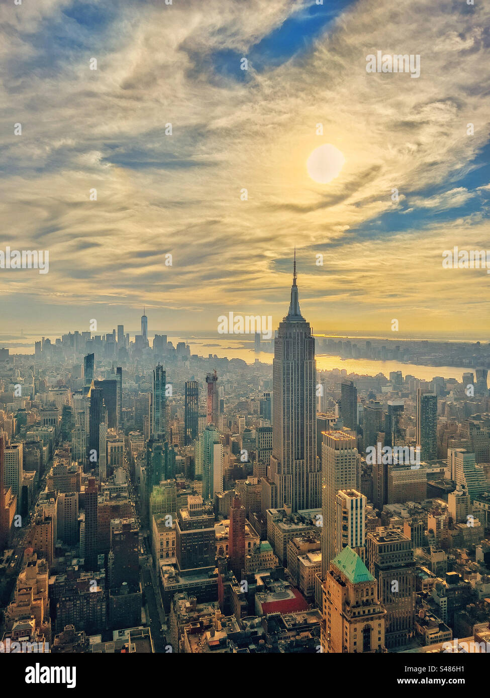 Aus der Vogelperspektive von New York mit Blick auf die Mitte der Stadt in Richtung Süden und hervorstechendem Empire State Building Stockfoto