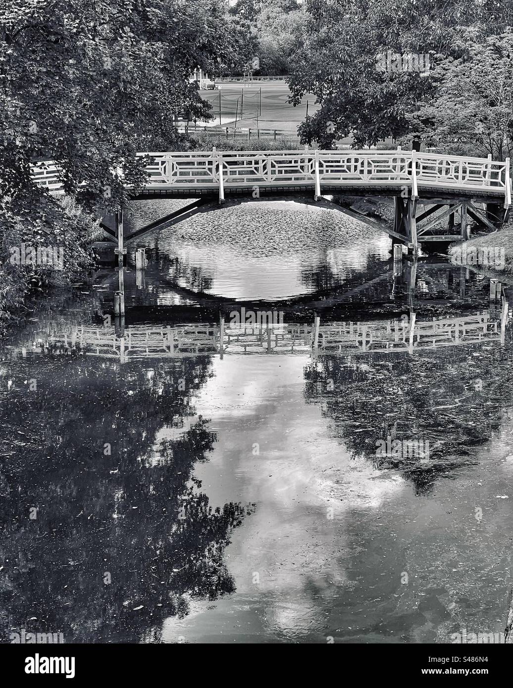 Bridge Reflections with Magdalen School Playing Fields in the Background, Oxford UK Stockfoto