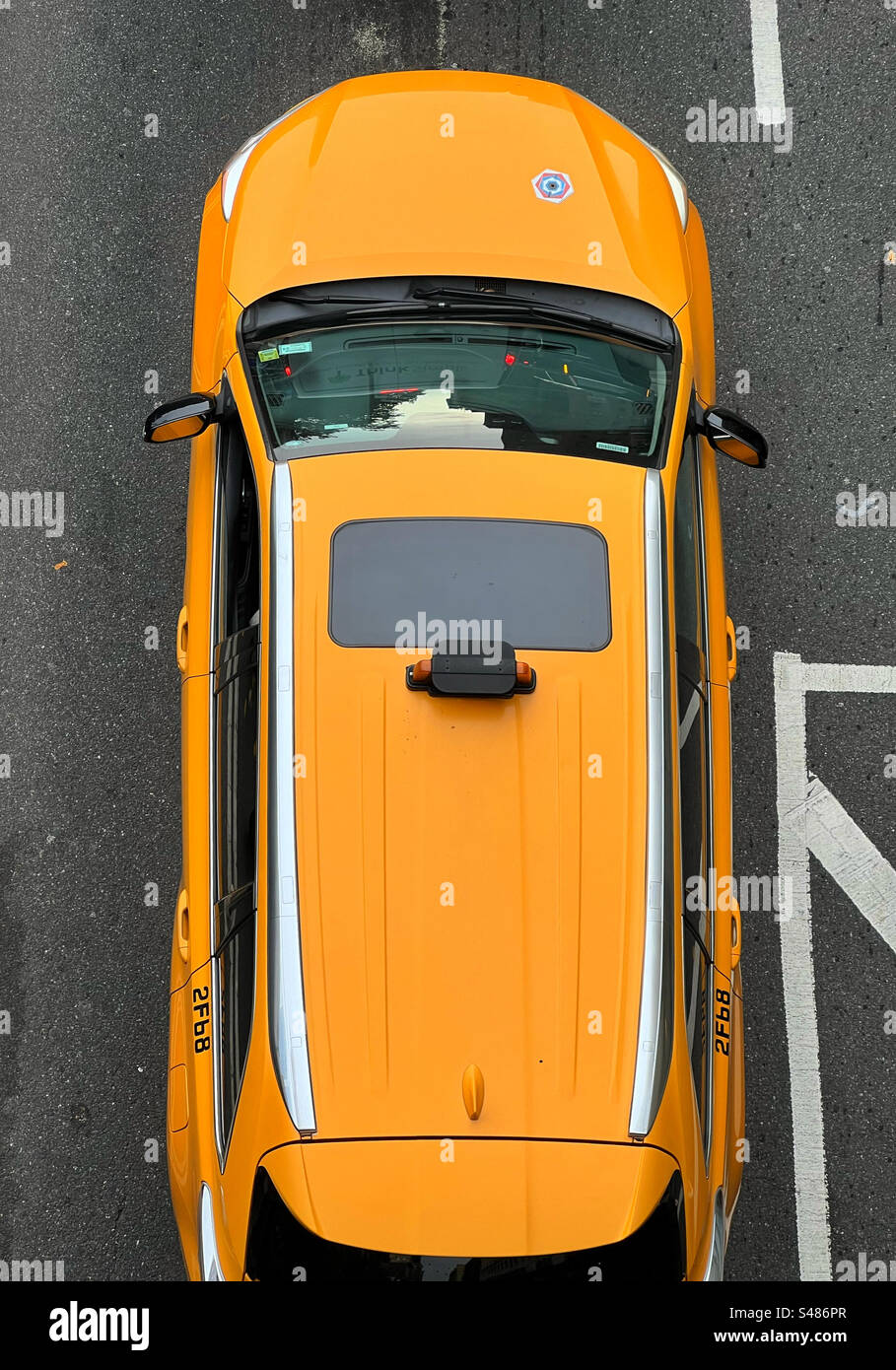 Blick auf das gelbe New Yorker Taxi Stockfoto