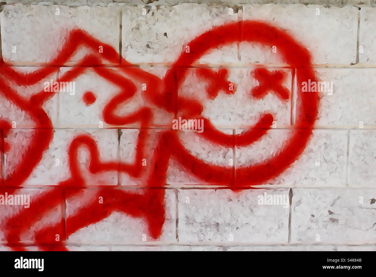 Rote Graffiti menschlicher Darstellung auf Ziegelwänden Stockfoto