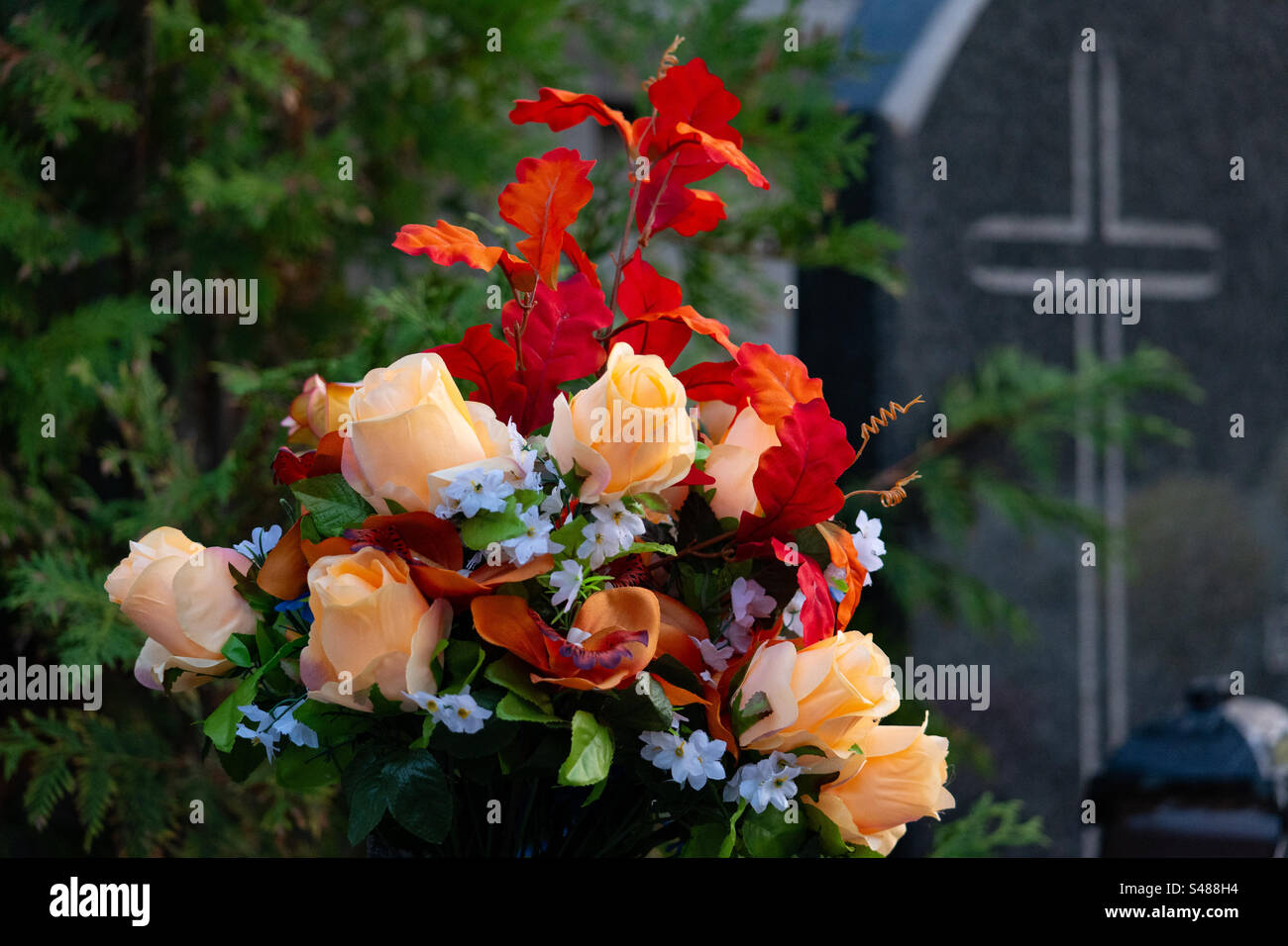 Blumen auf dem Grab Stockfoto