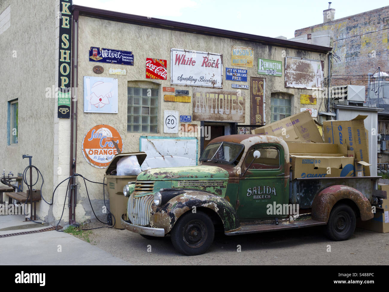 Ein alter Truck hinter einem Laden in Salida, Colorado Stockfoto