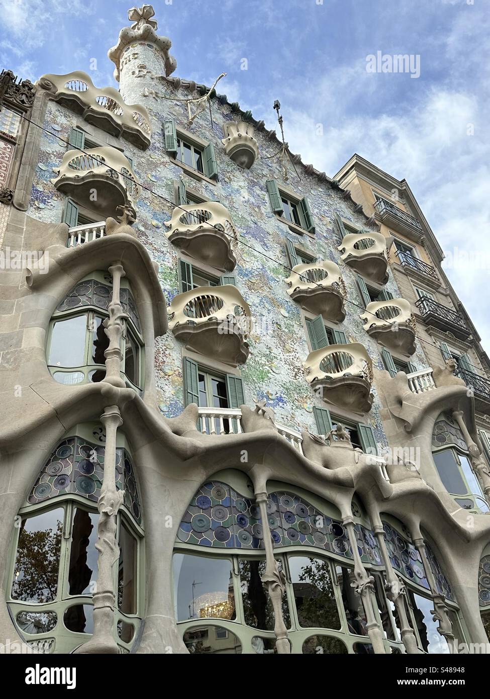 Casa Battló, entworfen von Antoni Gaudí, gilt als eines seiner Meisterwerke, Barcelona, Katalonien, Spanien - Smartphone-aufgenommenes Stockfoto